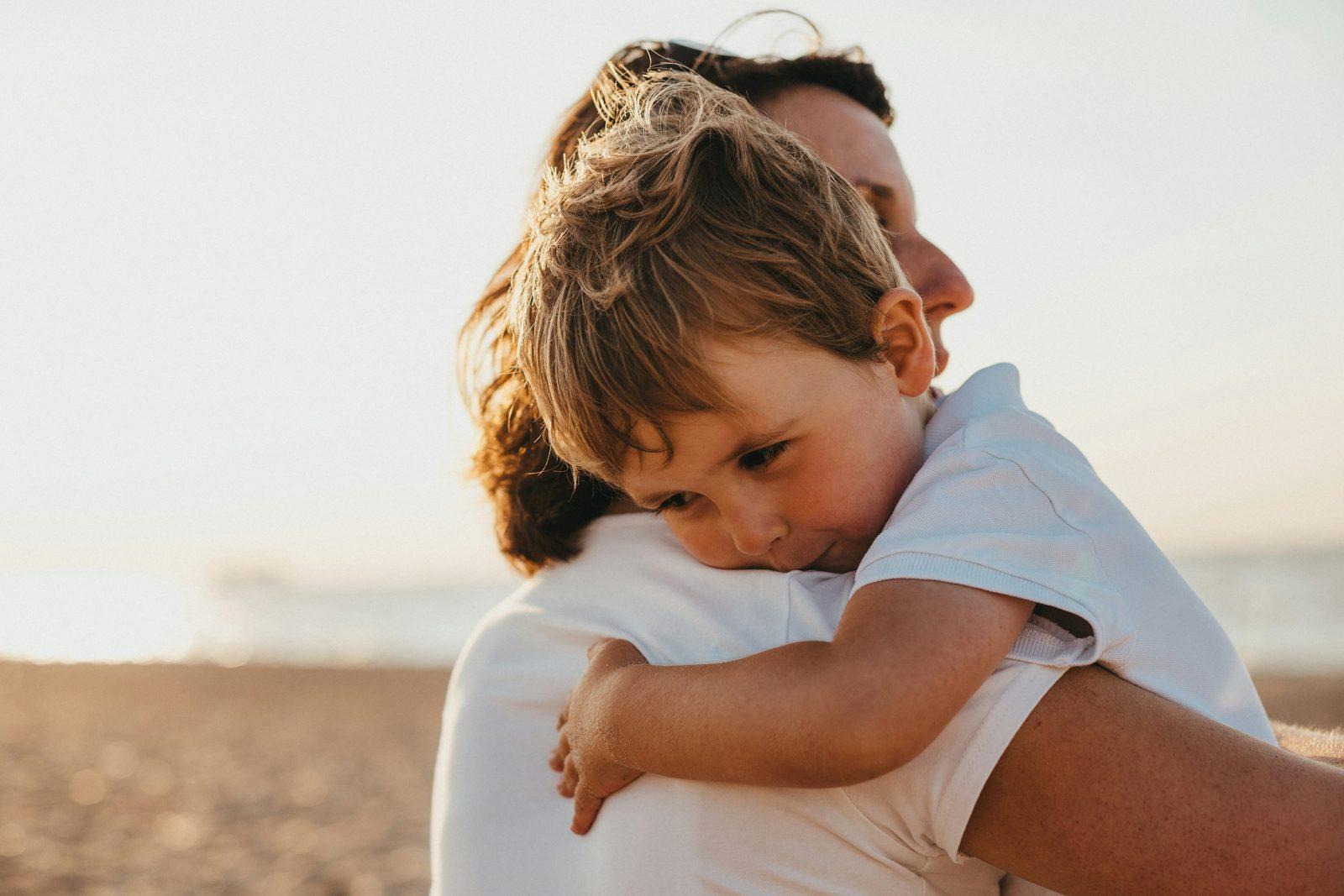 Partir en voyage en famille : quand et comment réserver une babysitter sur place
